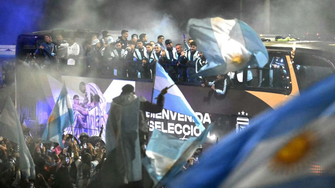 Fuegos artificiales y una multitud: la llegada de la Selección Argentina a Ezeiza