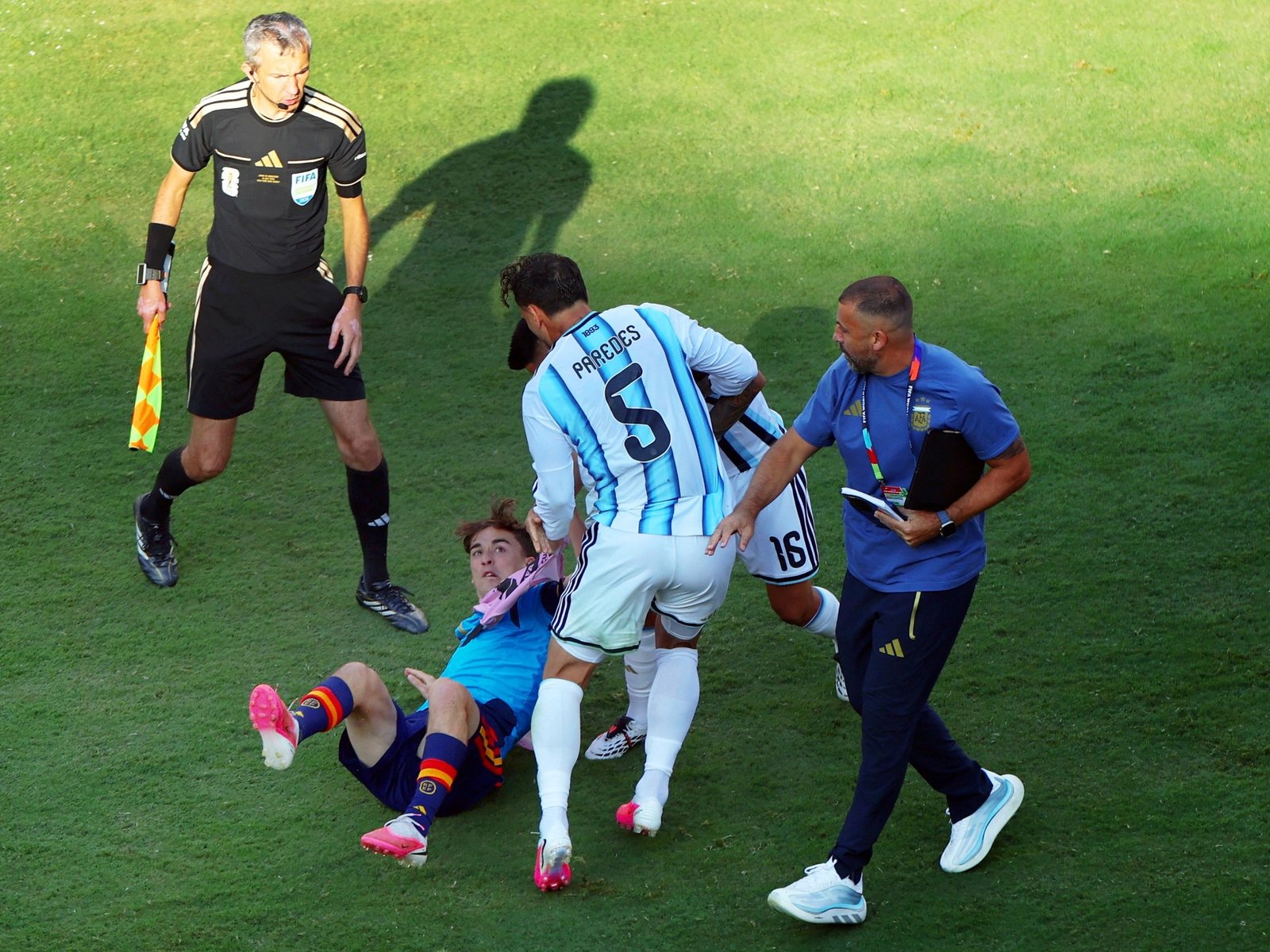 Gavi, el futbolista español agredido por Paredes, habló del episodio y sorprendió a todos: "Es parte del fútbol"