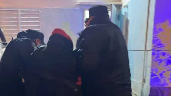 Golpeó a su pareja, atacó a policías y fue reducido