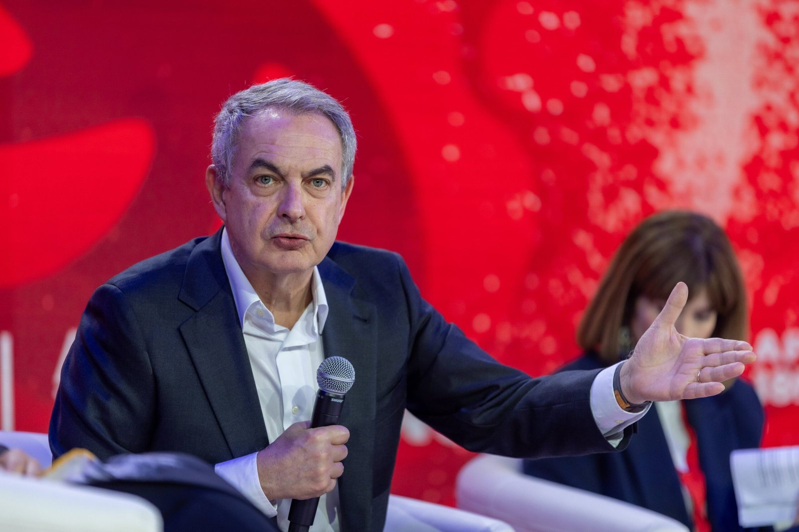 Hacienda informa al juez de que investiga a Zapatero y su familia