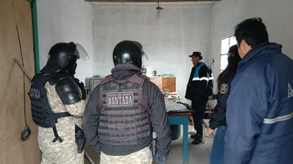 Hicieron un boquete y robaron en un corralón