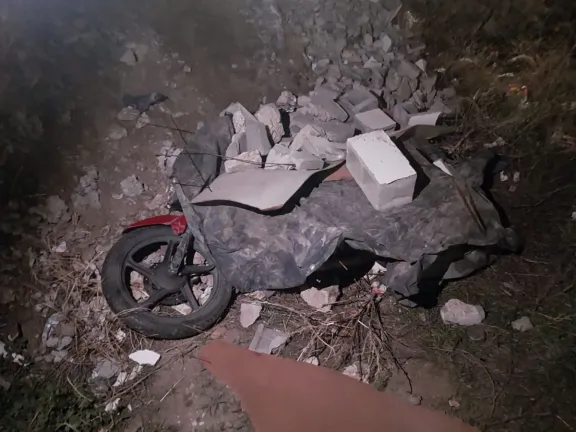 Impidieron el robo de una moto: la habían tapado con escombros para llevársela después