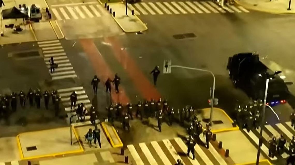 Incidentes en el Obelisco: «Esto se fue de las manos. Le tiran a la policía por la espalda. Es una locura»