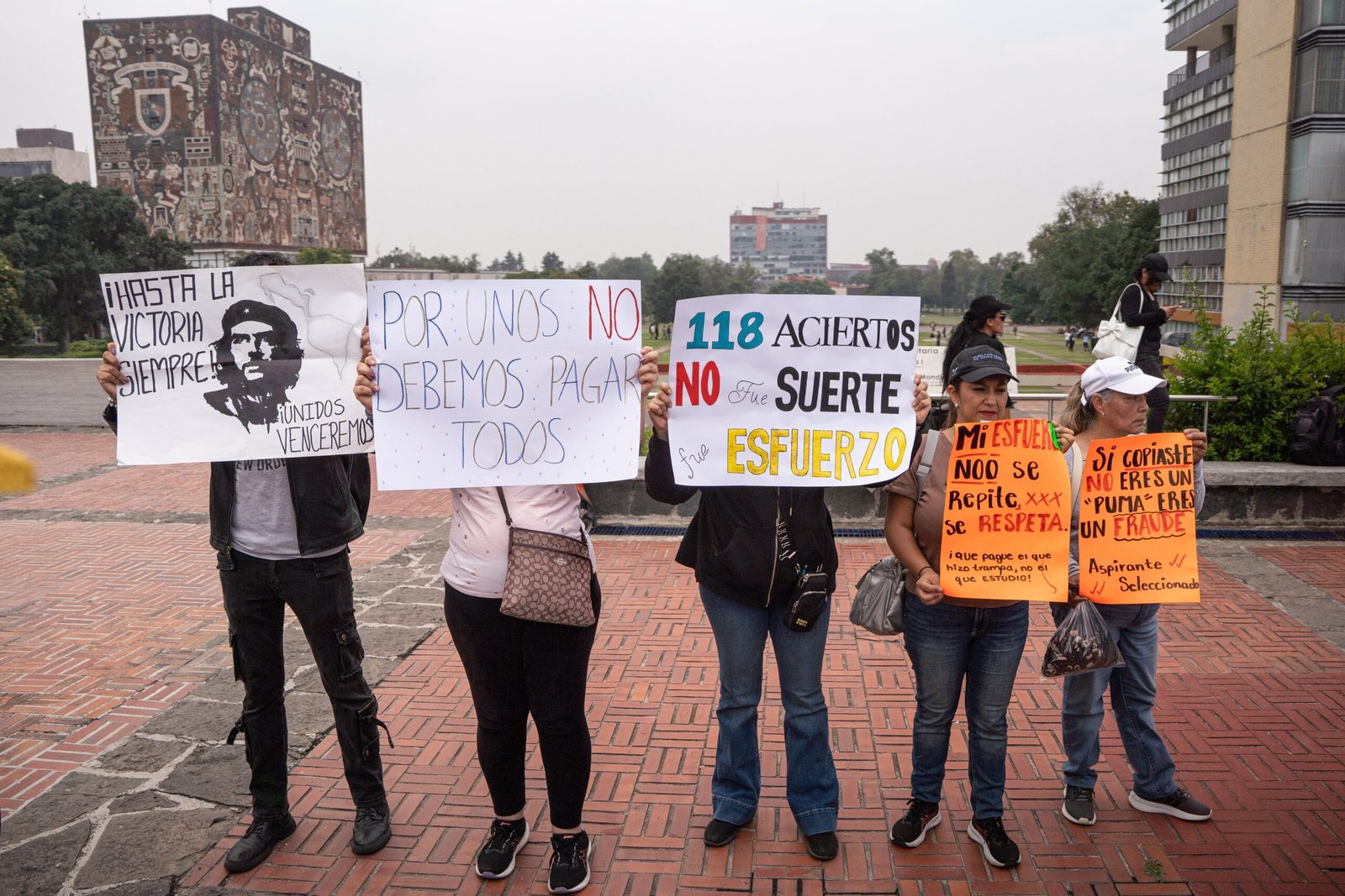 Aspirantes se manifiestan afuera de Torre de Rectoría de la UNAM para pedir que su proceso de inscripción continúe, el 28 de julio.