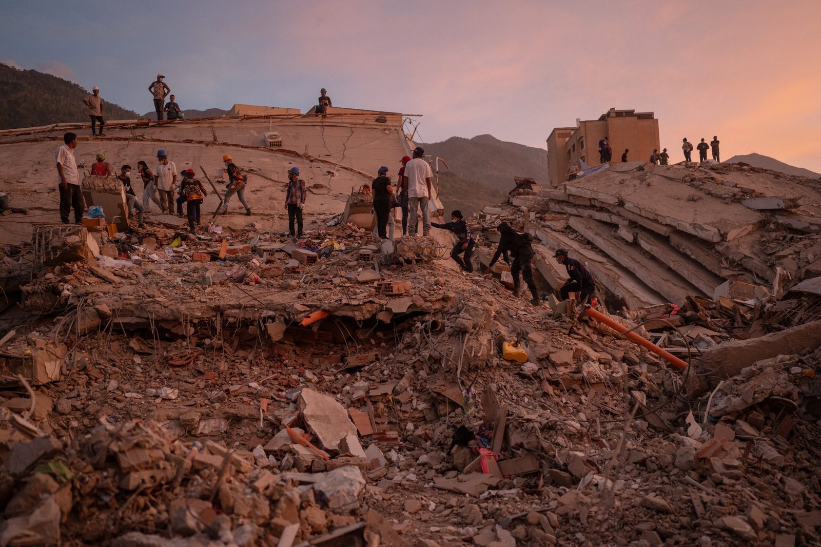 Edificios afectados por los terremotos en La Guaira, el 28 de junio.