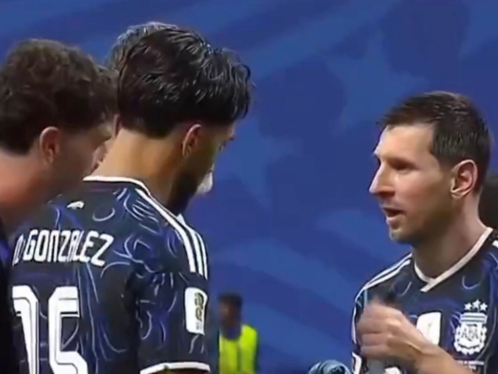 La elocuente charla de Messi y los jugadores de la Scaloneta cuando encontraron el "machete" para los penales de Pickford