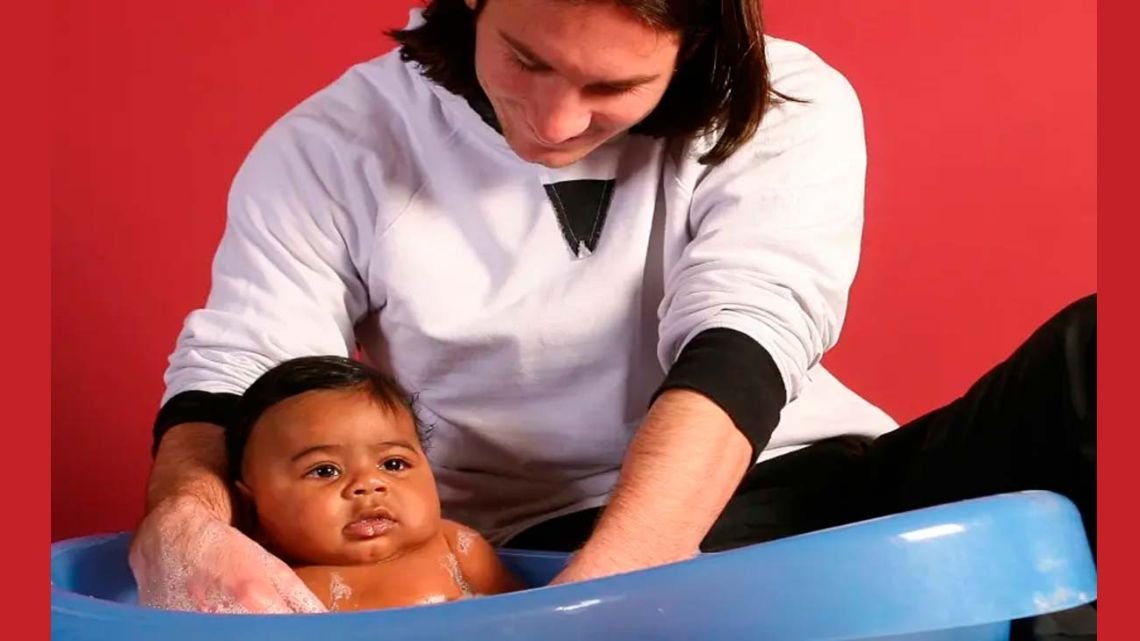 La historia de la foto en la que Messi bañó a Lamine Yamal de bebé