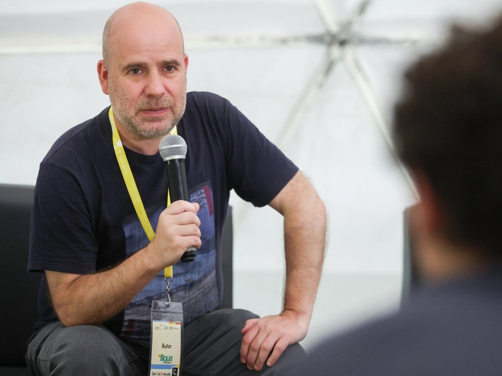 “La lectura es una oxigenación mental frente al ruido de WhatsApp y los reels”