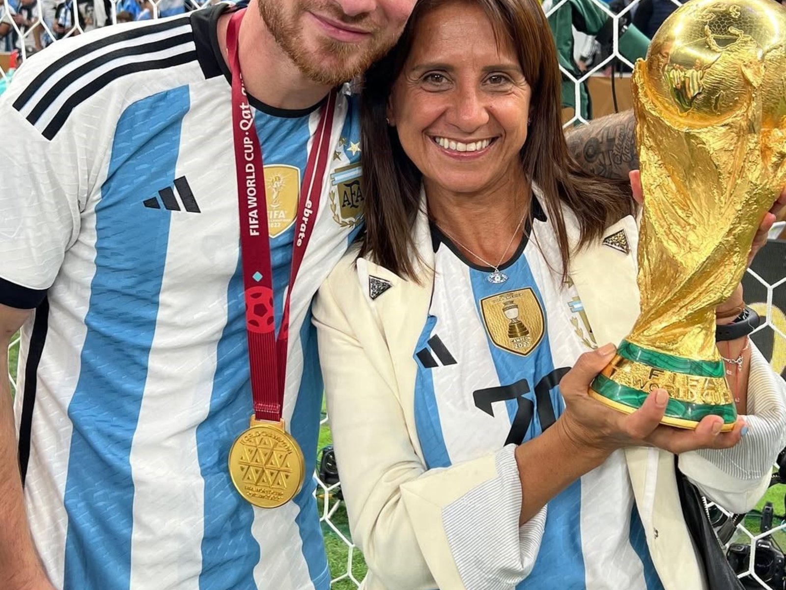 La mamá de Alexis Mac Allister reveló por qué se queda sentada cuando cantan «el que no salta es un inglés»