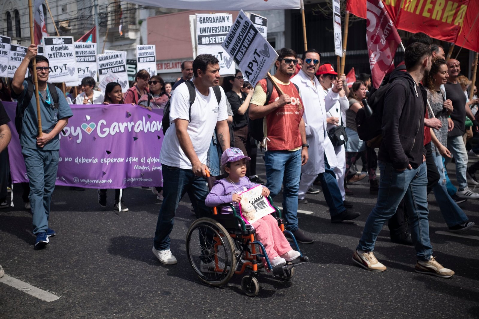 Manifestantes en Buenos Aires durante una marcha en contra medidas de Milei que afectó a las universidades y a la salud pública.