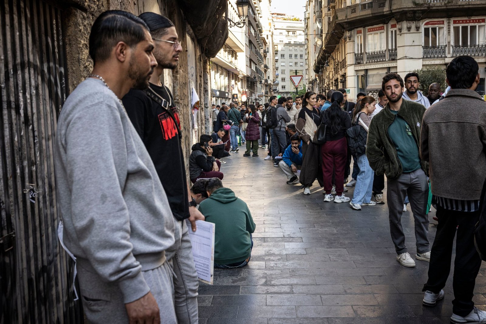 Inmigrantes en el ayuntamiento de Valencia para el proceso presencial para solicitar la regularización, el 20 de abril.