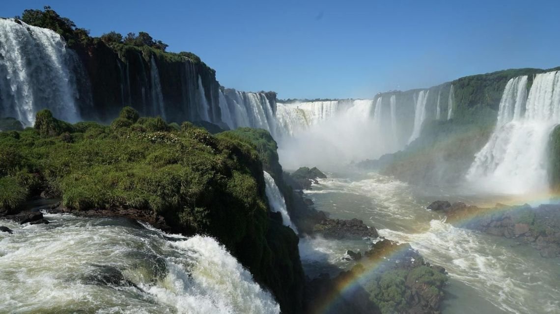 Las Cataratas del Iguazú tienen una crecida histórica y hay una nueva alerta amarilla por tormentas