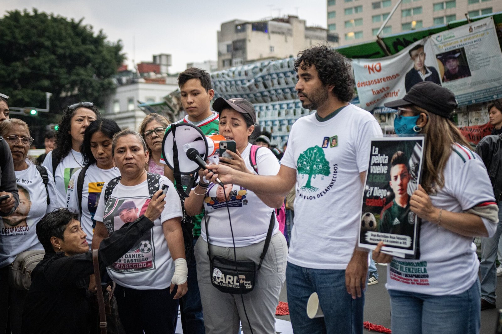 Familiares de personas desaparecidas se posicionan ante las agresiones de este martes en Ciudad de México.