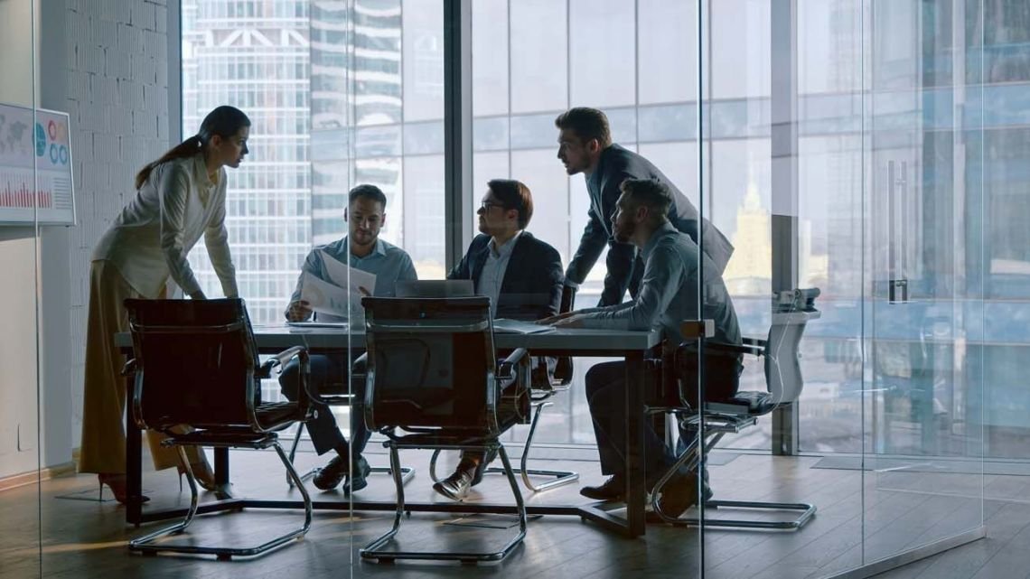 Las empresas prevén aumentos salariales por debajo de la inflación en 2026