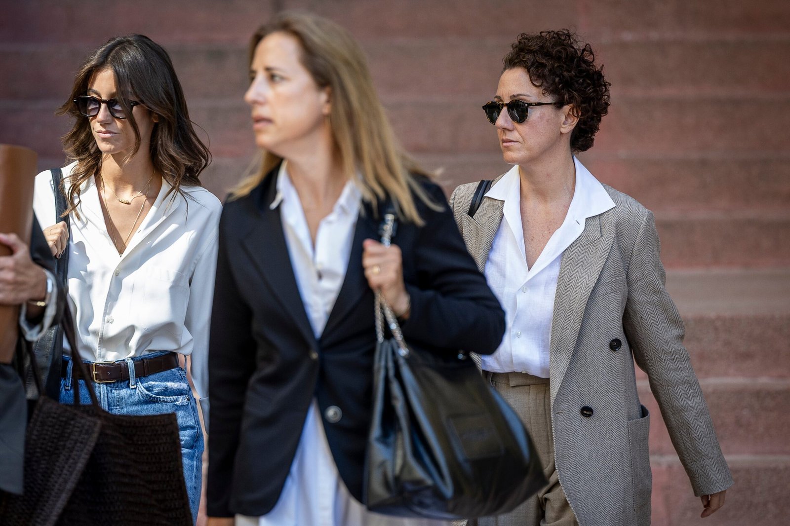 Sarah Andic (izquierda) y Judith Andic (derecha) llegan a los juzgados de Martorell precedidas por una de las abogadas de la defensa, María Saló.
