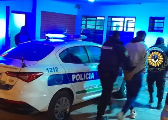 Lo descubrió por las cámaras de seguridad arriba del techo de su comercio, llamó a la Policía y lo atraparon escondido en el depósito