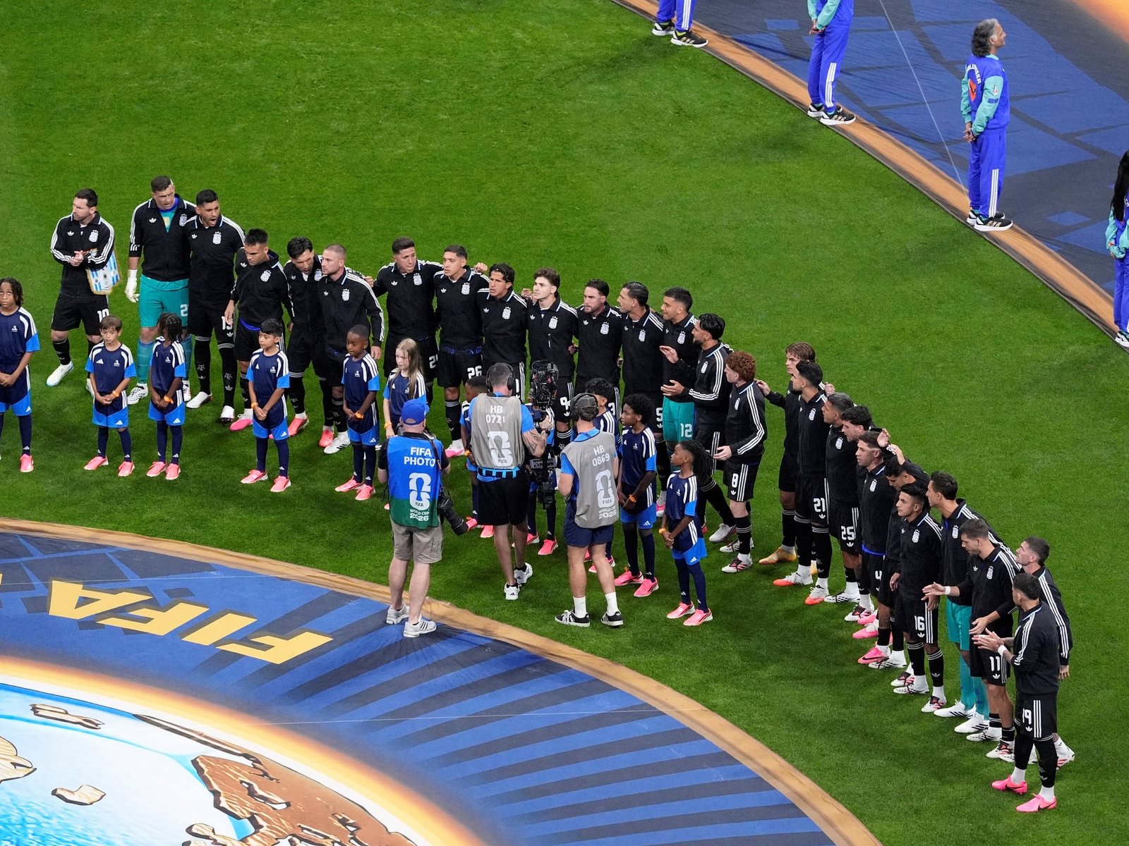 Los hinchas argentinos taparon el himno de Inglaterra con el clásico grito: "El que no salta..."
