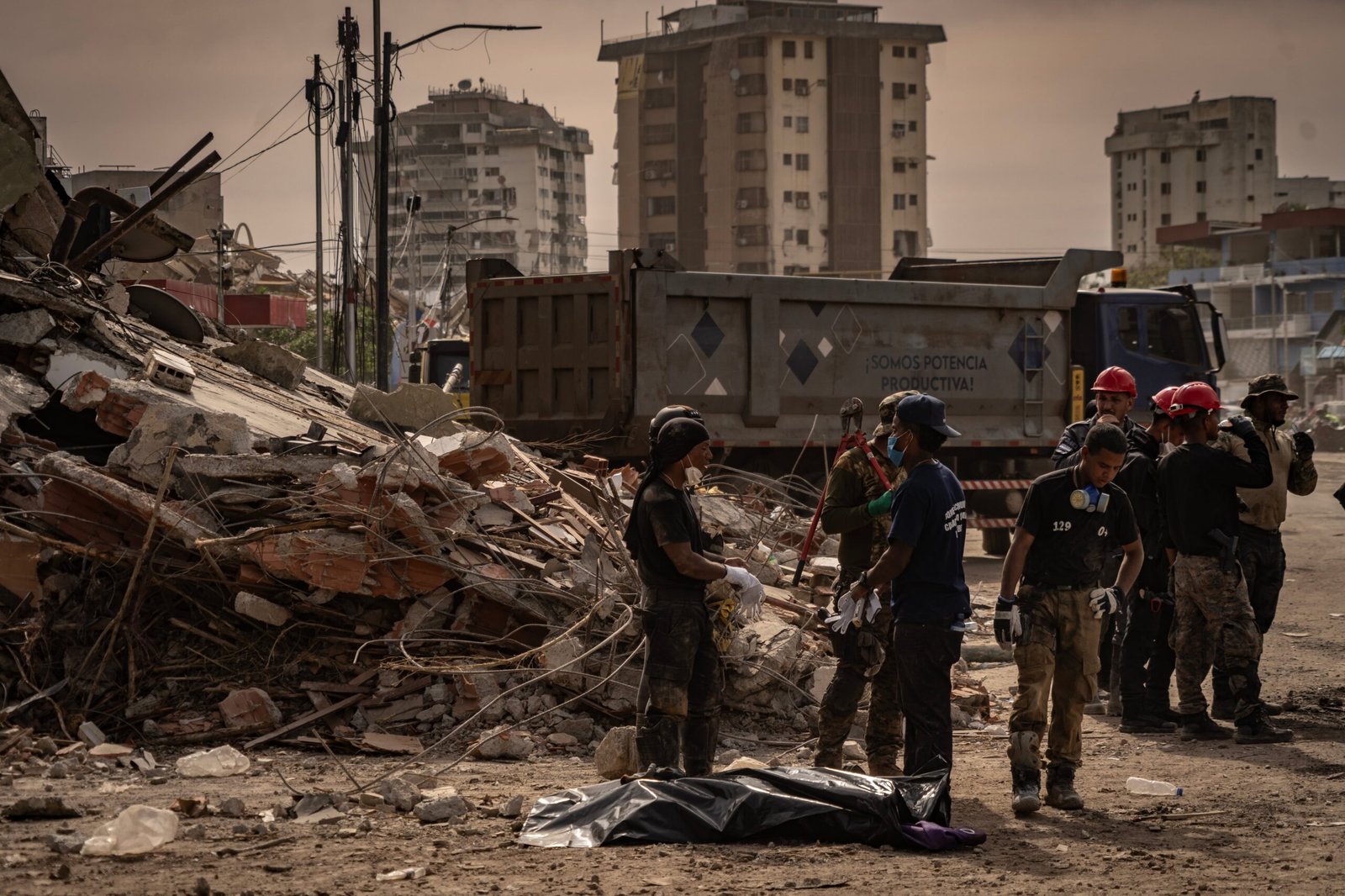 Tareas de búsqueda y rescate en  La Guaira, Venezuela, el 29 de junio.
