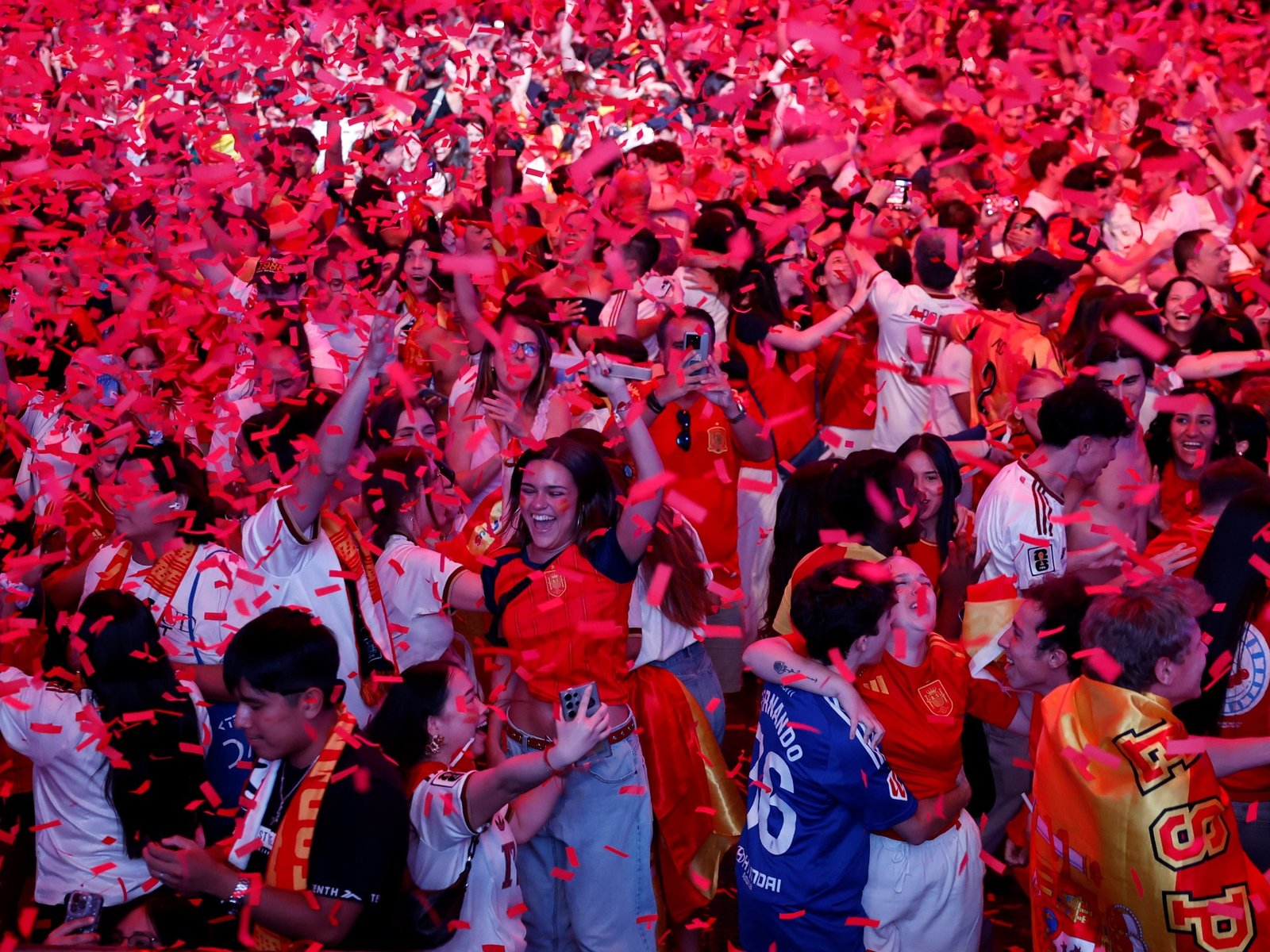 Madrid se tiñe de rojo y amarillo y estallan los festejos para celebrar la victoria frente a Argentina en la final del Mundial