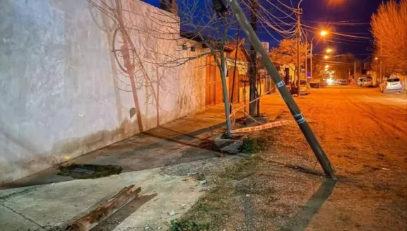 Madryn: chocó un poste del tendido eléctrico, lo derribó y escapó