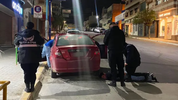 Manejaba alcoholizado y su acompañante atacó a policías durante el operativo