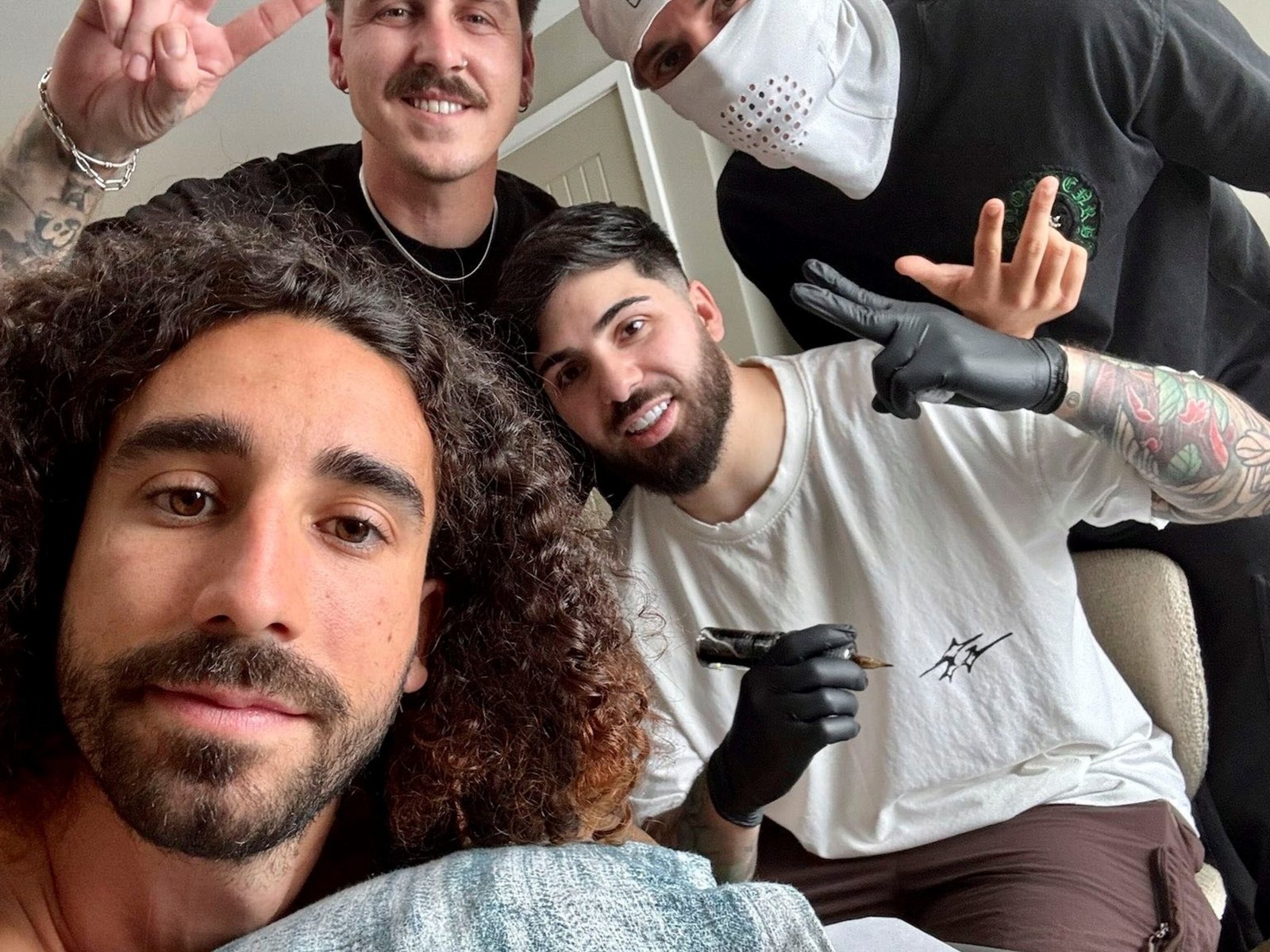 Marc Cucurella se tatuó la cara de Luis de la Fuente y lo mostró en sus redes