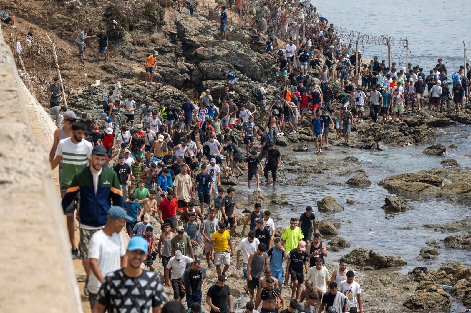 Marruecos manda parar el éxodo de 50.000 migrantes sobre Ceuta