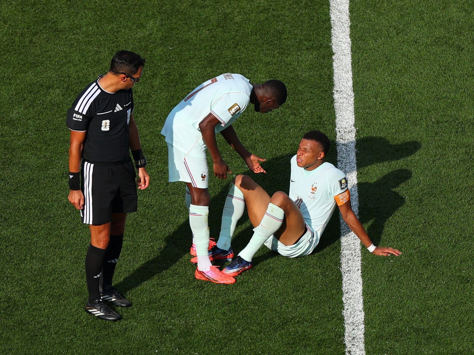 Mbappé dejó la cancha ante Marruecos con molestias y terminó con hielo en el pie derecho