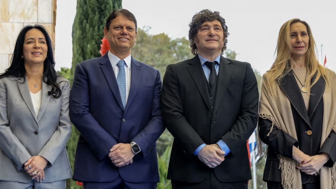 Milei recibió un premio en San Pablo y se espera su discurso en el acto de campaña de Flávio Bolsonaro