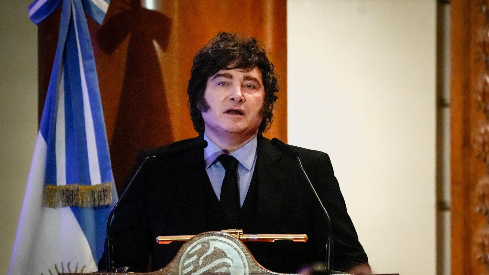 Milei sigue el rumbo de Trump y despliega un régimen restrictivo para los migrantes en Argentina