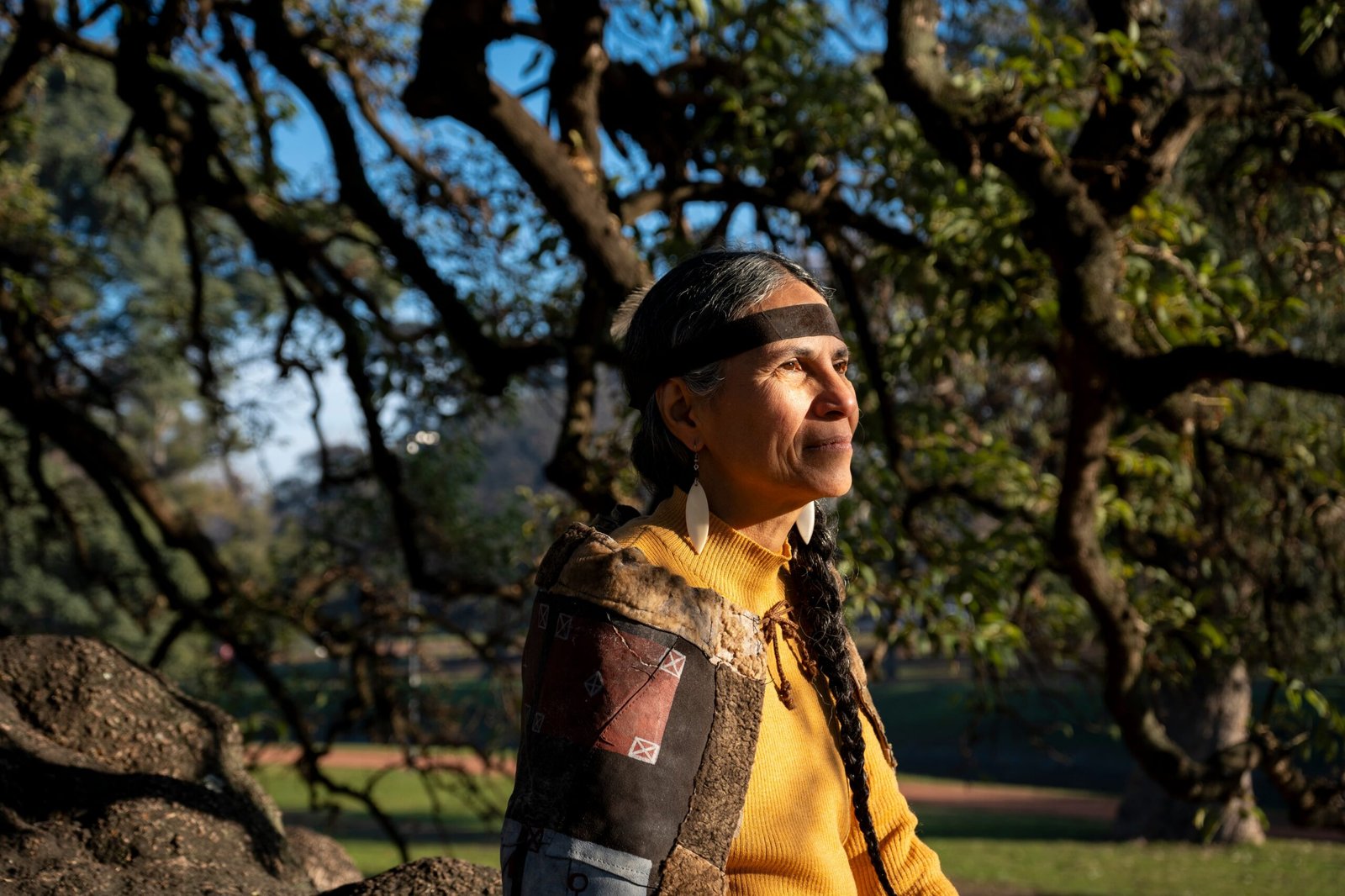 Mónica Michelena luce un Quipalli, atuendo tradicional charrúa, en Montevideo (Uruguay), el 26 de junio.