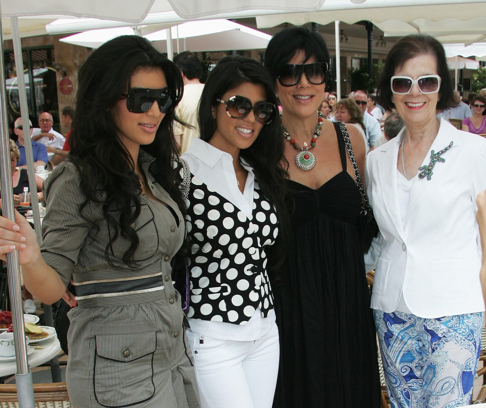 Kim Kardashian, Kris Jenner, Kourtney Kardashian y Mary Jo Shannon en junio de 2008 en Mónaco.
