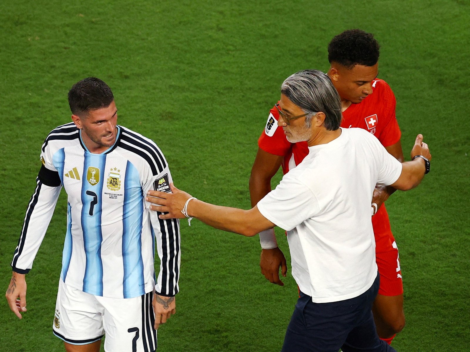 Murat Yakin dijo desconocer la regla pero felicitó a la Selección Argentina