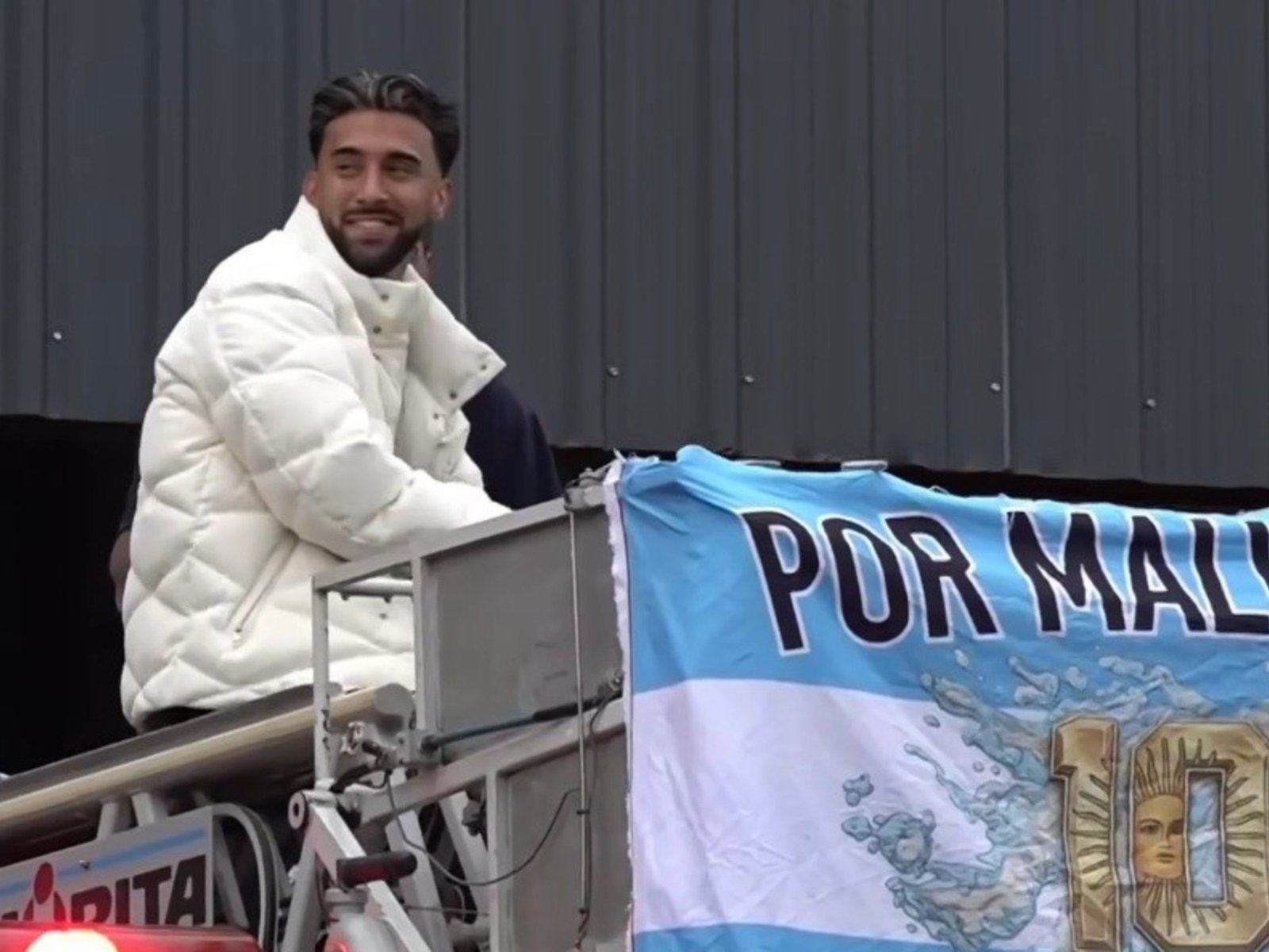 Nicolás González fue recibido por una multitud en su ciudad natal y se reunió con ex combatientes de Malvinas: "Los héroes son ellos"