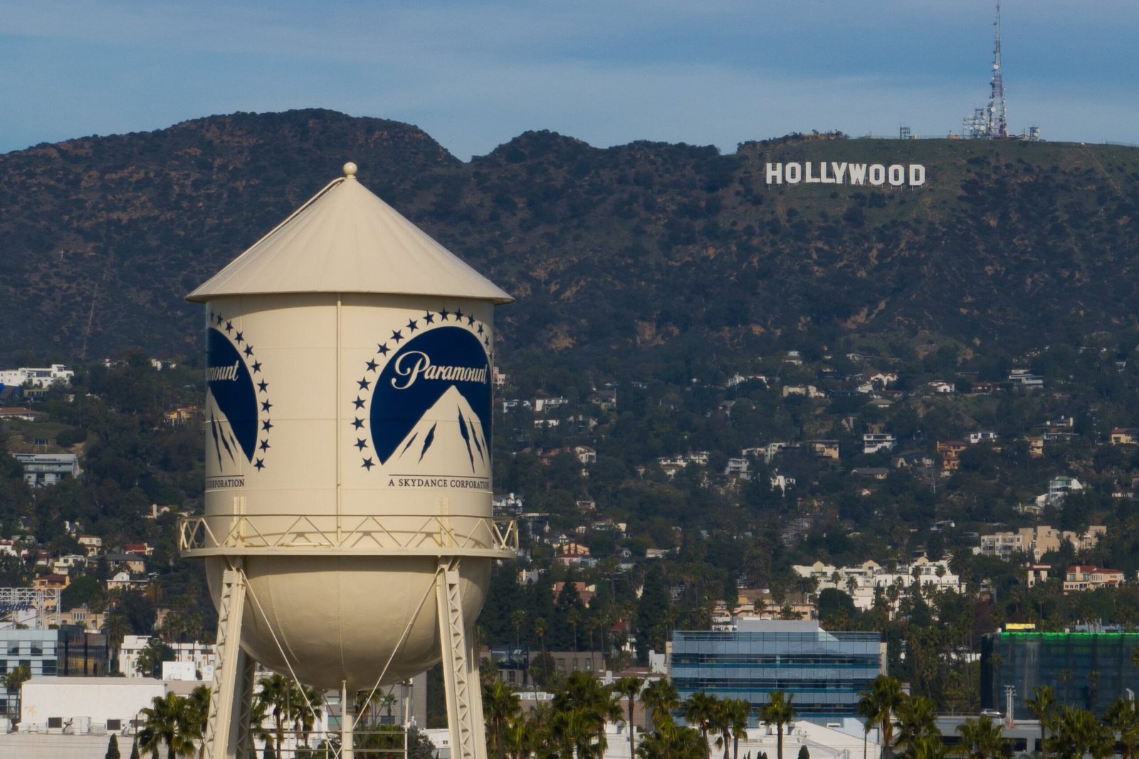 Paramount decide pausar su fusión con Warner durante un año