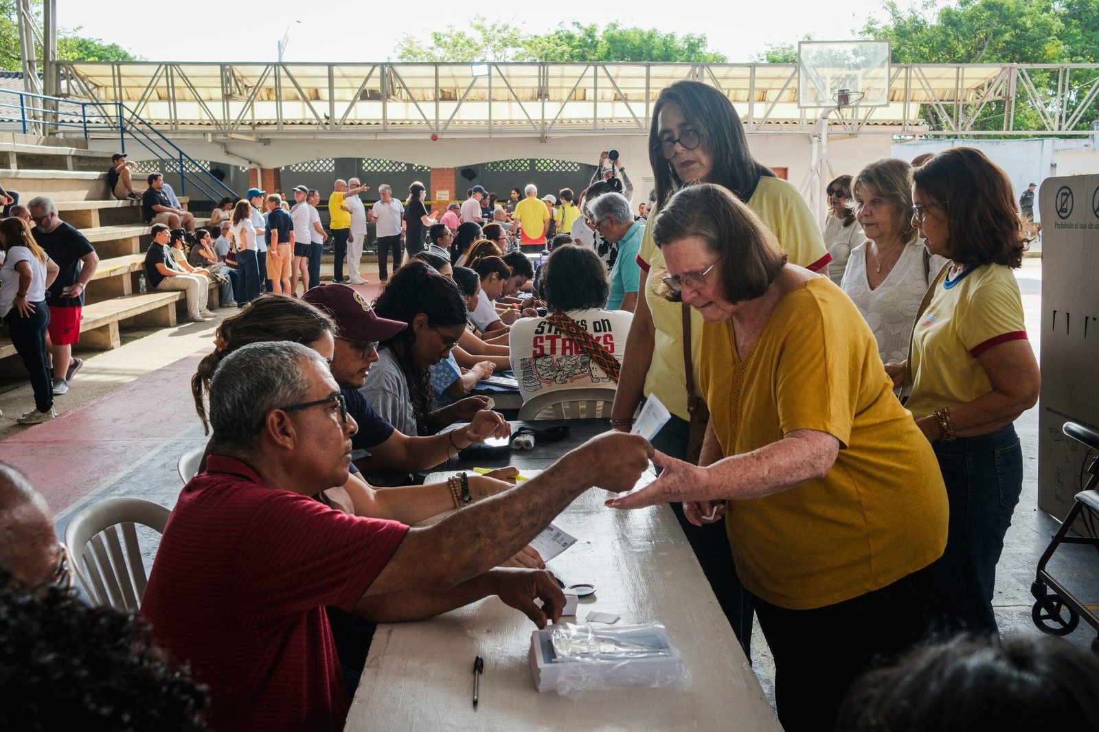 Ciudadanos acuden a ejercer su voto en el colegio La Enseñanza de Barranquilla, el 21 de junio.