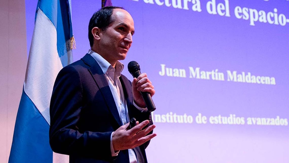 Quién es el físico Juan Maldacena y en qué consiste la increíble conjetura que lleva su nombre