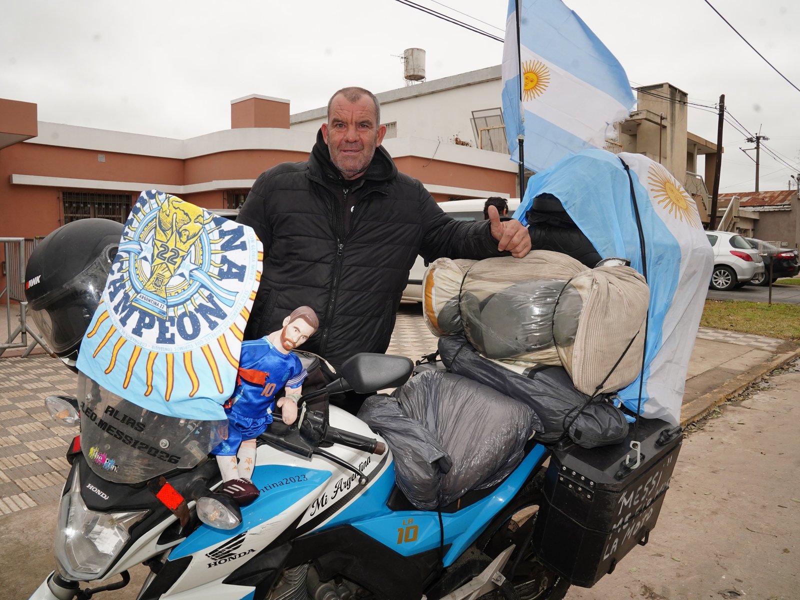 Quiso llegar en moto al Mundial, se quebró en el camino y ahora "caza" firmas de la Scaloneta para ayudar a las víctimas del terremoto en Venezuela