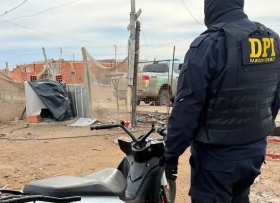 Recuperan una moto robada y secuestran un cuchillo durante un allanamiento por un violento conflicto vecinal