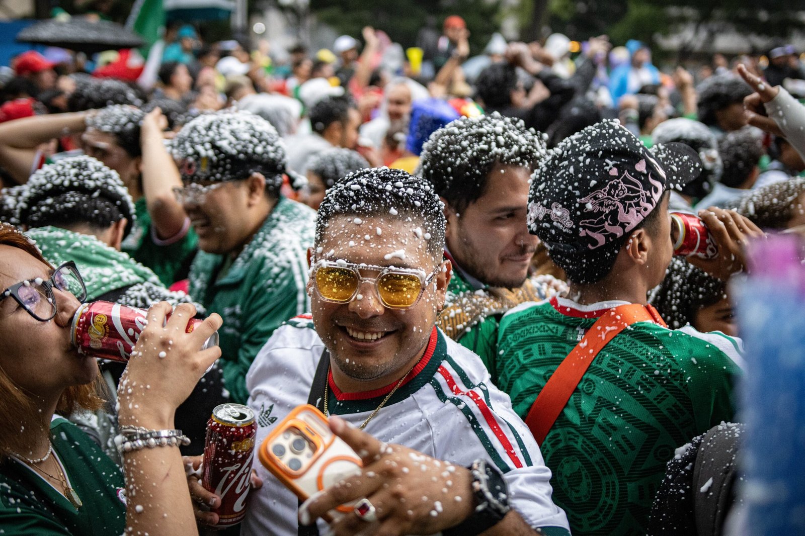 Aficionados festejan los triunfos de la selección mexicanan en Ciudad de México, este miércoles.