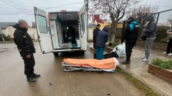 Resbaló sobre una vereda con hielo y terminó con una pierna fracturada