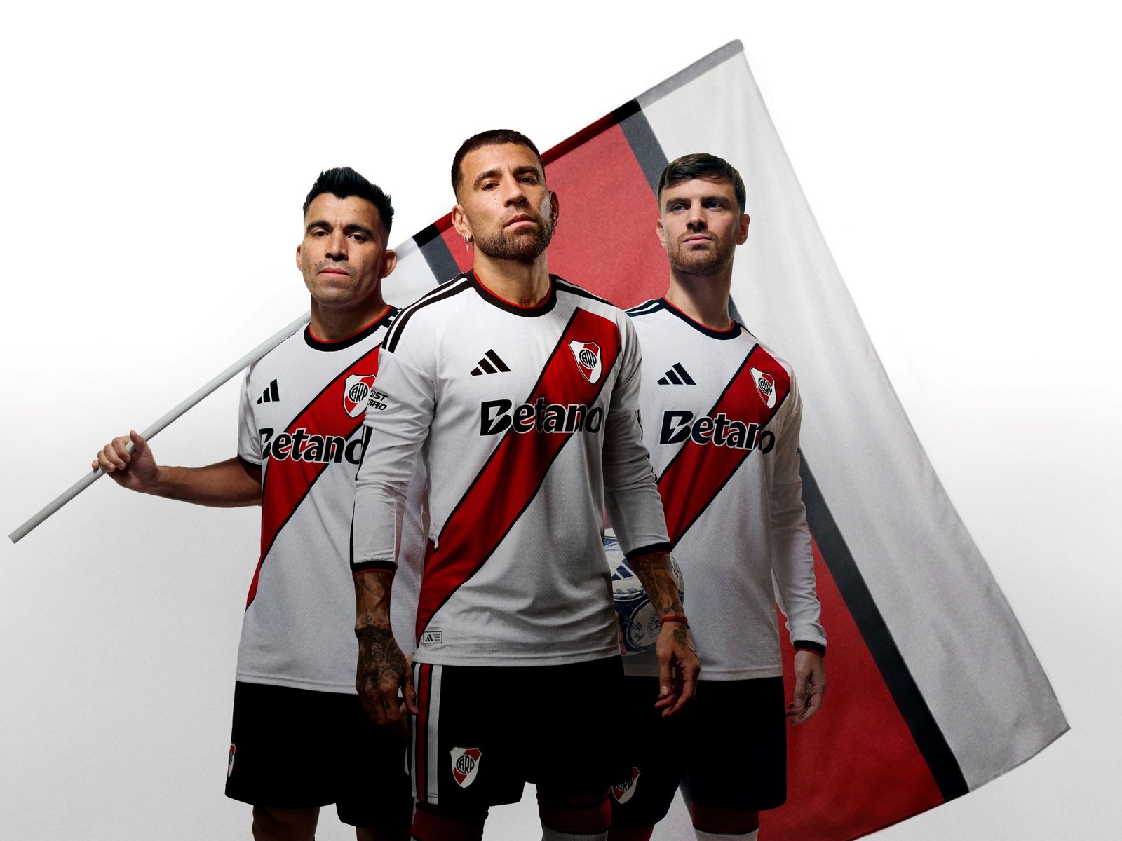 River presentó una camiseta con una inédita banda roja :: Olé