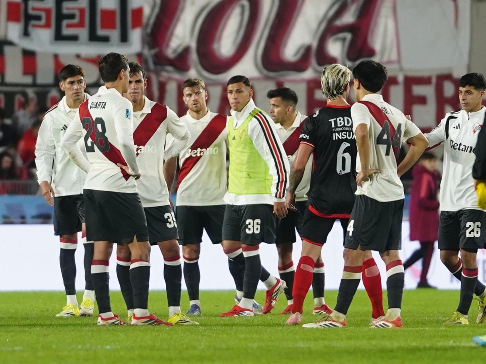 River tuvo los debuts de Nico Otamendi y Ángel Correa pero Barracas hizo historia y ganó en el Monumental