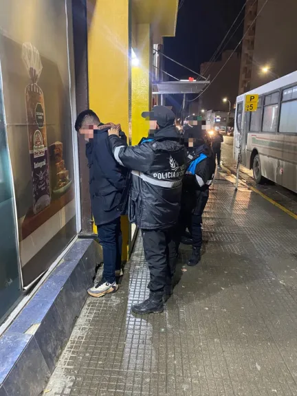 Robó ropa de un local, escapó hasta una parada de colectivos y terminó detenido