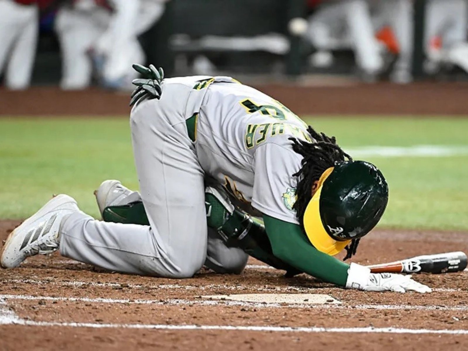 Rotura testicular | Joshua Kuroda-Grauer, novato de los Athletics de la MLB, sufrió una brutal lesión tras un foul: el video del momento