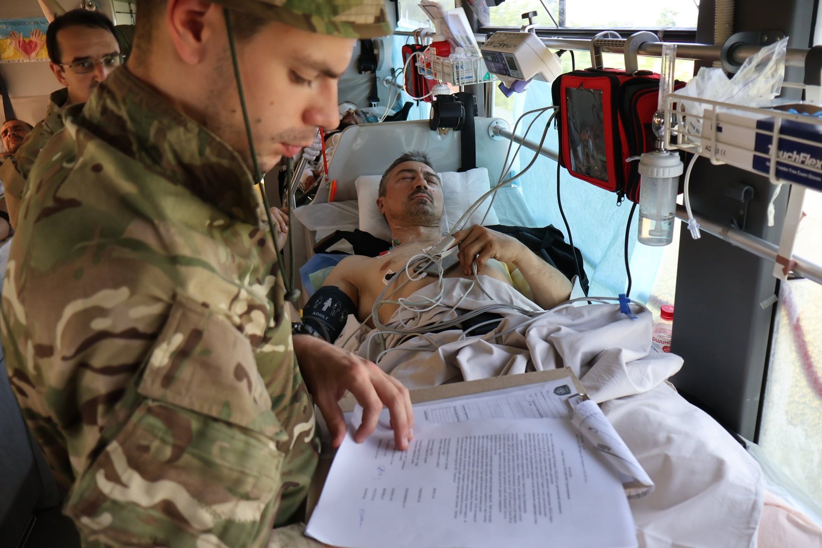 Miembros del batallón hospitalario del ejército de Ucrania evacúan a soldados heridos en el frente de Pokrovsk, el 10 de junio.