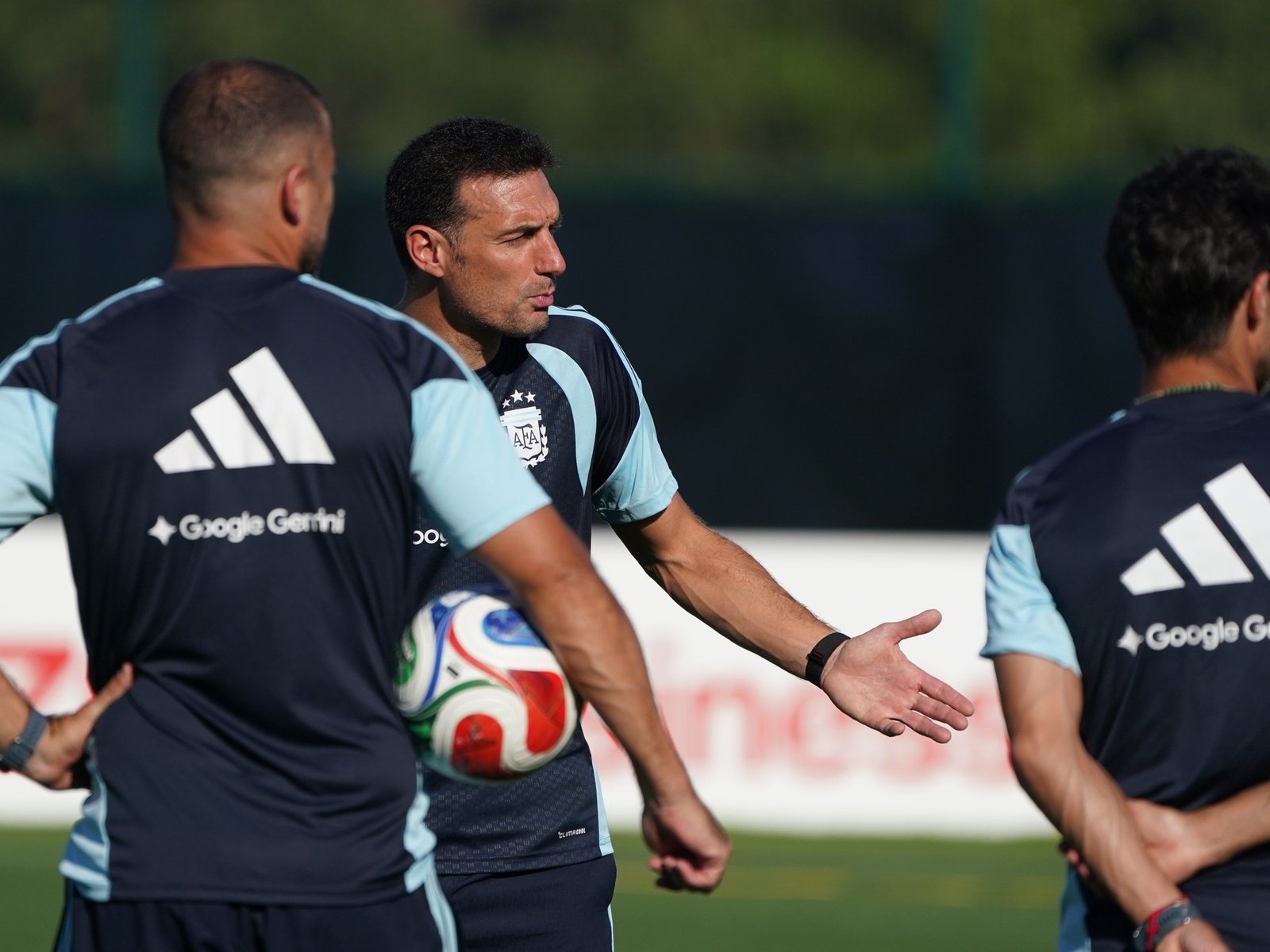 Scaloni rendido a los pies de su creación y por qué esta vez sí puede repetir el equipo vs Suiza