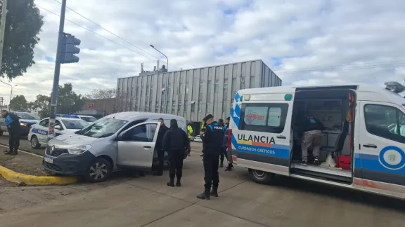 Se descompensó y chocó contra un semáforo