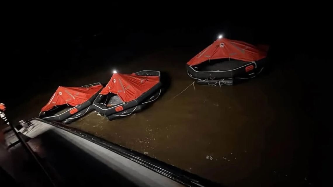 Se hundió un ferry frente a las costas de Guyana: continúa un amplio operativo para rescatar a los pasajeros