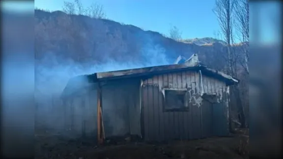 Se incendió por completo una de las viviendas entregadas por Provincia a los damnificados en Epuyén